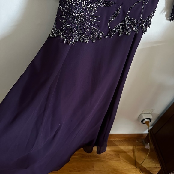 BEADED GOWN with 3/4 sleeve Worn only 4 hours - Picture 7 of 8